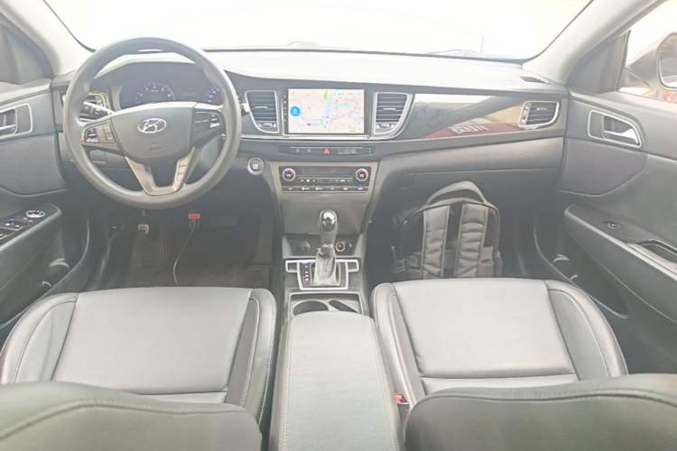 Used Hyundai Mistra 2014 1.8L Automatic Smart GLS Center Console