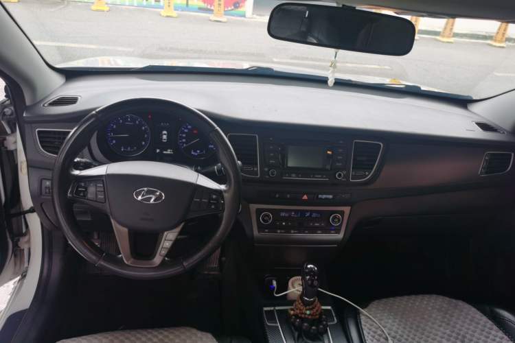 Used Hyundai Mistra 2014 1.8L Automatic Deluxe DLX Model Center Console