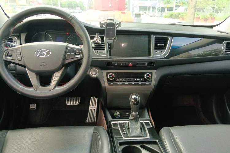 Used Hyundai Mistra 2014 1.8L Automatic Smart GLS Center Console
