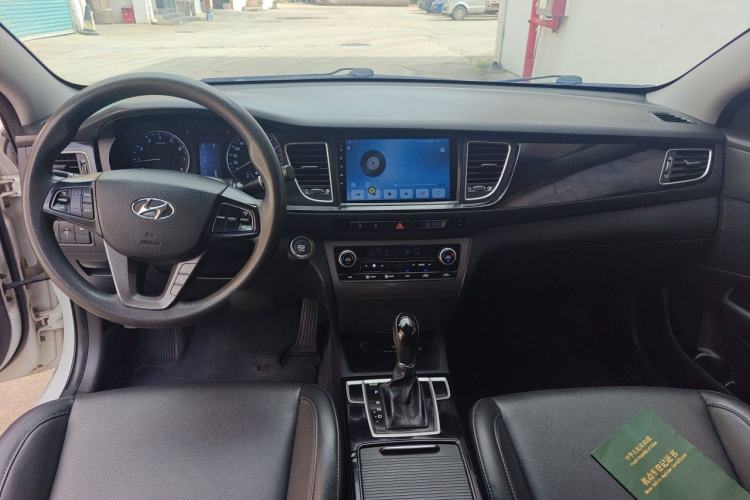 Used Hyundai Mistra 2014 1.8L Automatic Smart GLS Center Console