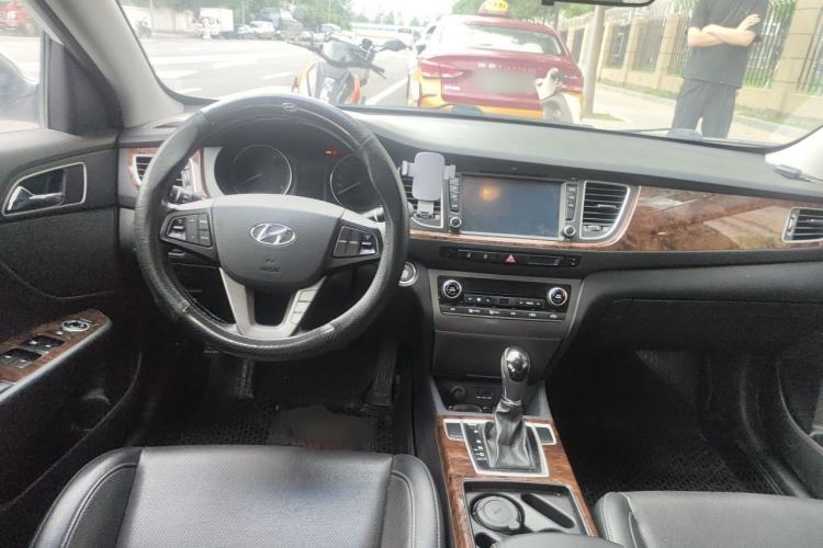 Used Hyundai Mistra 2014 1.8L Automatic Deluxe DLX Model Center Console