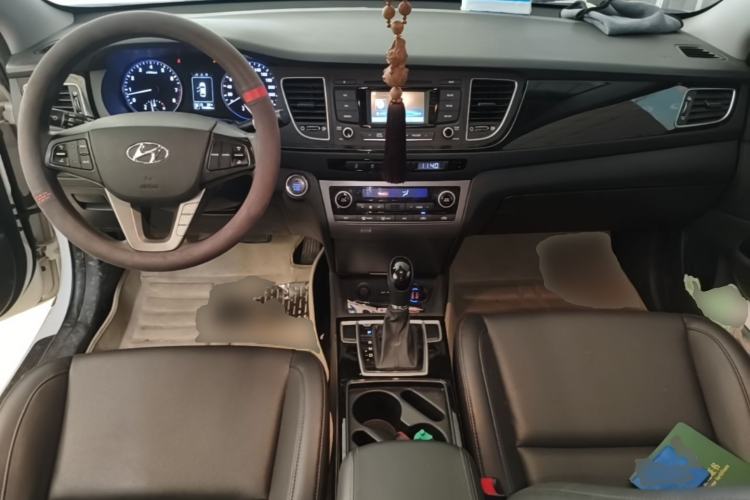 Used Hyundai Mistra 2014 1.8L Automatic Smart GLS Center Console