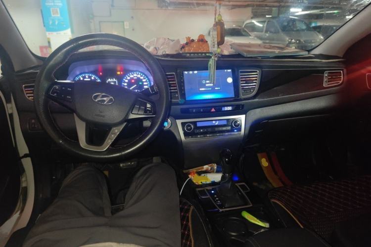 Used Hyundai Mistra 2014 1.8L Automatic Smart GLS Center Console