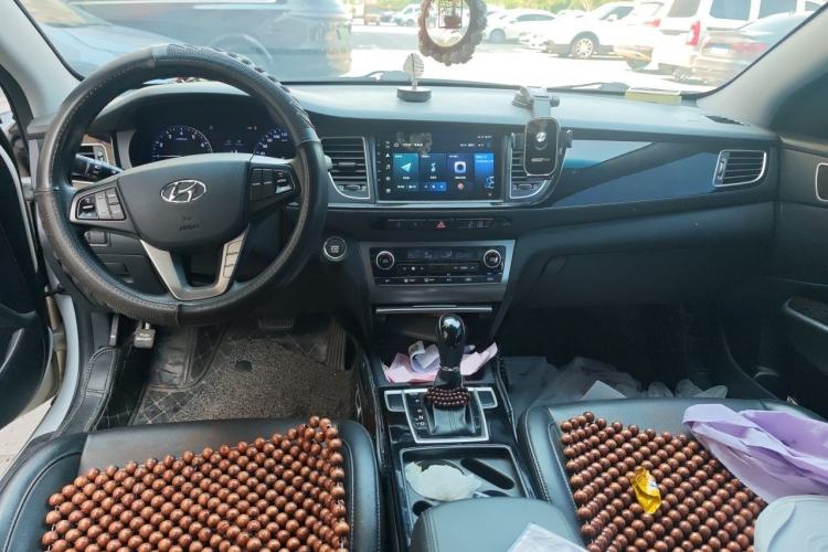 Used Hyundai Mistra 2014 1.8L Automatic Smart GLS Center Console