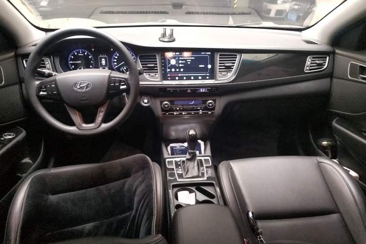 Used Hyundai Mistra 2014 1.8L Automatic Smart GLS Center Console