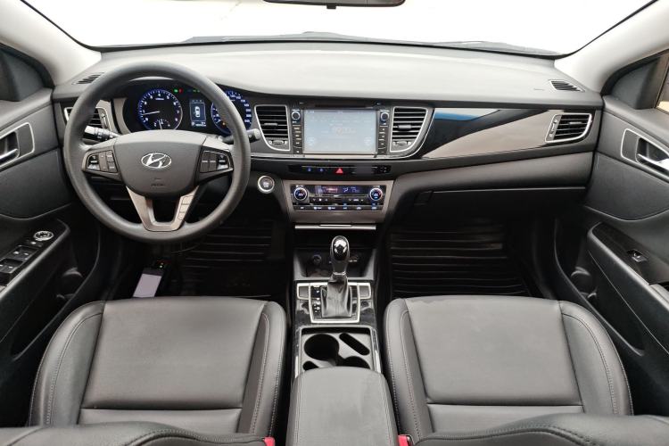 Used Hyundai Mistra 2014 1.8L Automatic Smart GLS Center Console