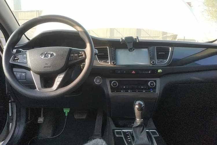 Used Hyundai Mistra 2014 1.8L Automatic Smart GLS Center Console