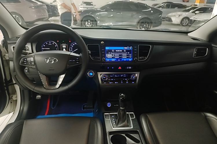 Used Hyundai Mistra 2014 1.8L Automatic Deluxe DLX Model Center Console