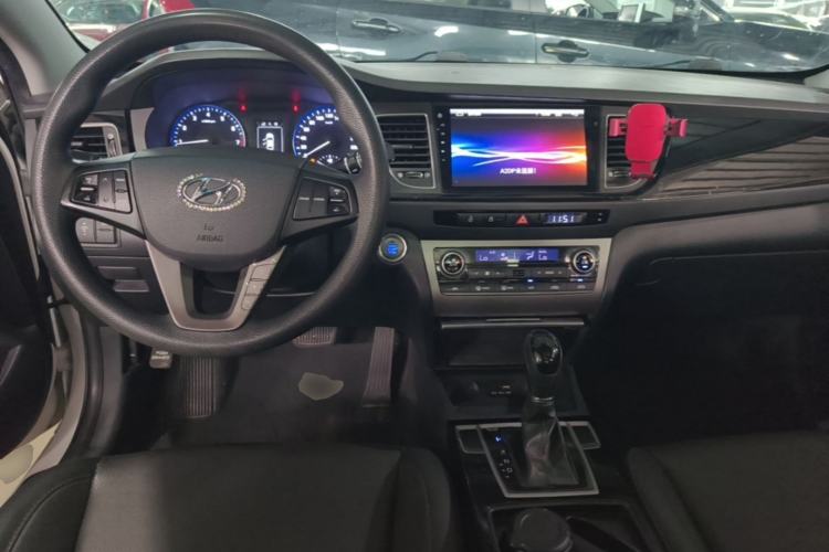Used Hyundai Mistra 2014 1.8L Automatic Smart GLS Center Console