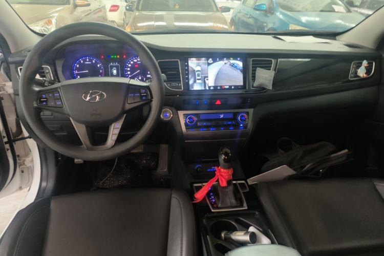 Used Hyundai Mistra 2014 1.8L Automatic Smart GLS Center Console