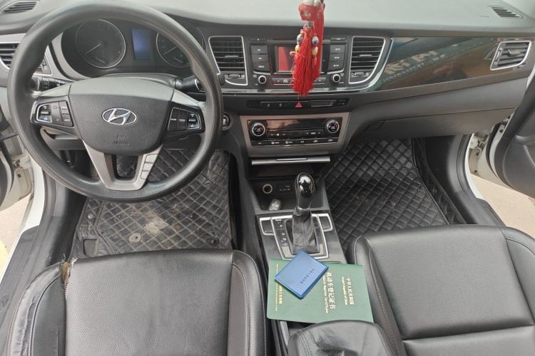 Used Hyundai Mistra 2014 1.8L Automatic Smart GLS Center Console