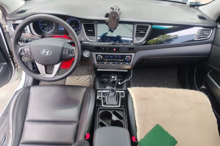 Used Hyundai Mistra 2014 1.8L Automatic Smart GLS Center Console