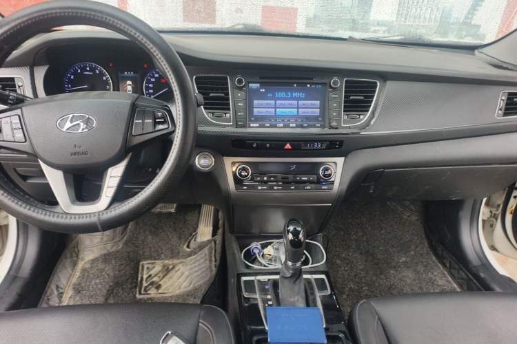 Used Hyundai Mistra 2014 1.8L Automatic Deluxe DLX Model Center Console