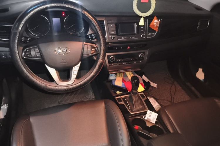 Used Hyundai Mistra 2014 1.8L Automatic Smart GLS Center Console
