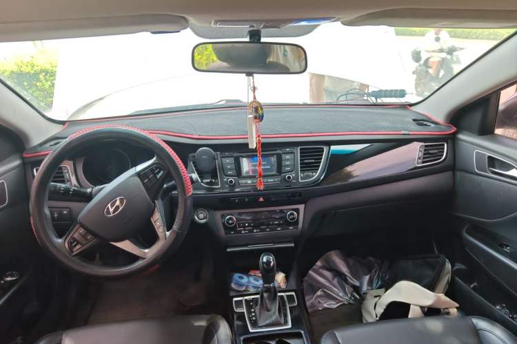 Used Hyundai Mistra 2014 1.8L Automatic Smart GLS Center Console