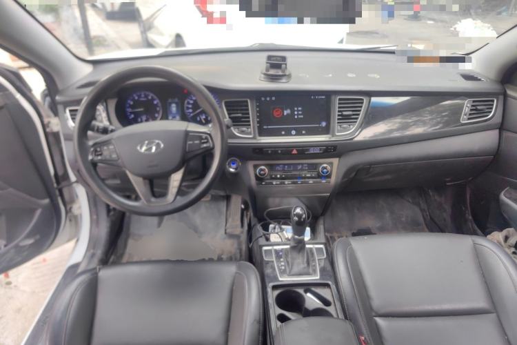 Used Hyundai Mistra 2014 1.8L Automatic Smart GLS Center Console