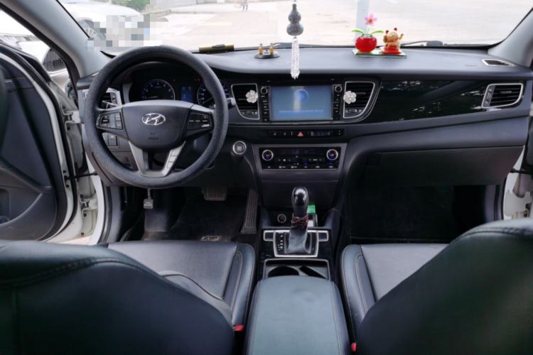 Used Hyundai Mistra 2014 1.8L Automatic Smart GLS Center Console
