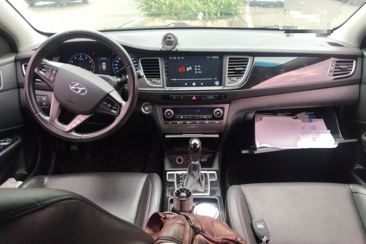 Used Hyundai Mistra 2014 1.8L Automatic Deluxe DLX Model Center Console