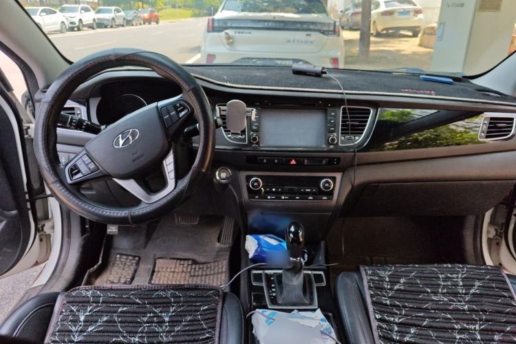 Used Hyundai Mistra 2014 1.8L Automatic Smart GLS Center Console