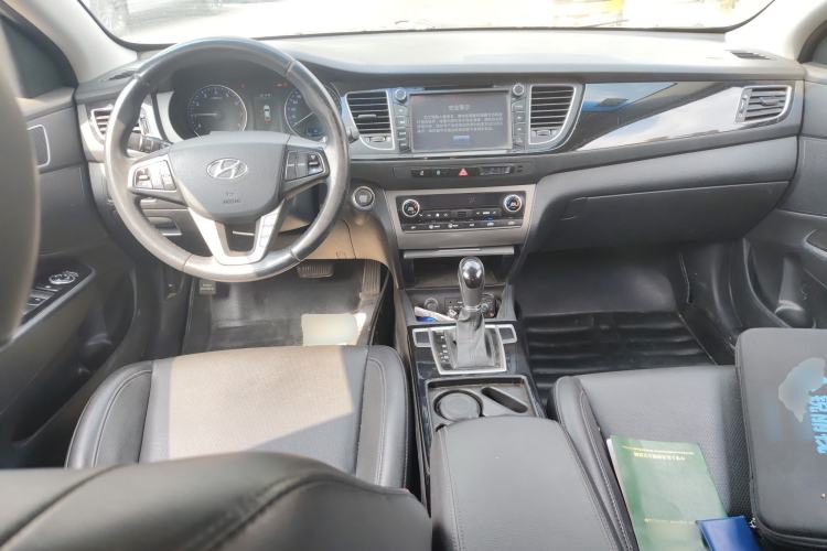 Used Hyundai Mistra 2014 1.8L Automatic Deluxe DLX Model Center Console
