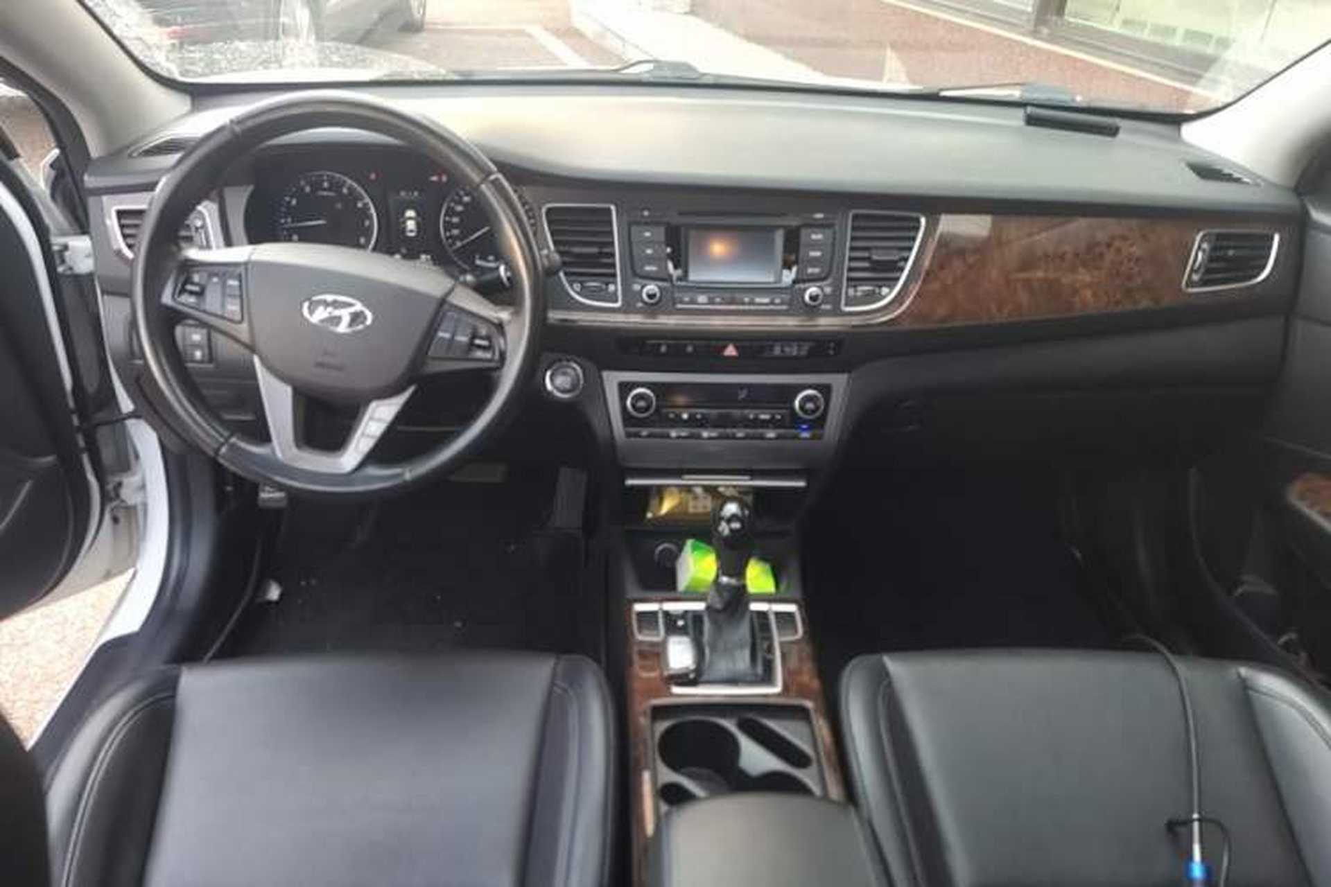 Used Hyundai Mistra 2014 1.8L Automatic Deluxe DLX Model Center Console