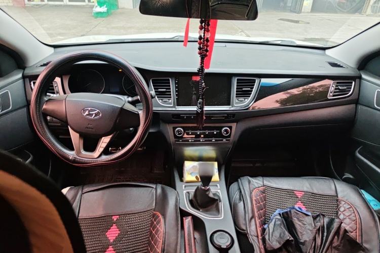 Used Hyundai Mistra 2014 1.8L Manual Comfort GL Model Center Console