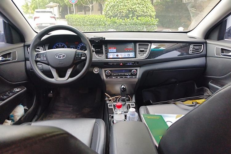 Used Hyundai Mistra 2014 1.8L Automatic Smart GLS Center Console