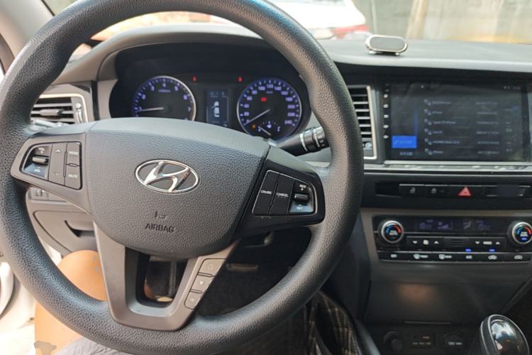 Used Hyundai Mistra 2014 1.8L Automatic Smart GLS Center Console