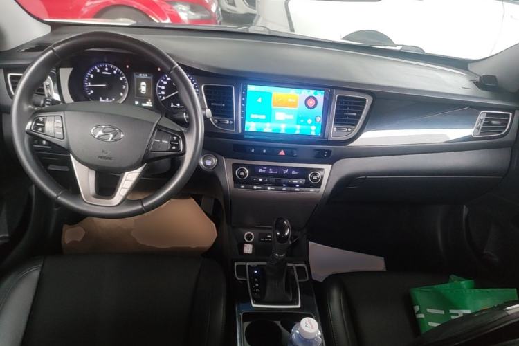 Used Hyundai Mistra 2014 1.8L Automatic Deluxe DLX Model Center Console