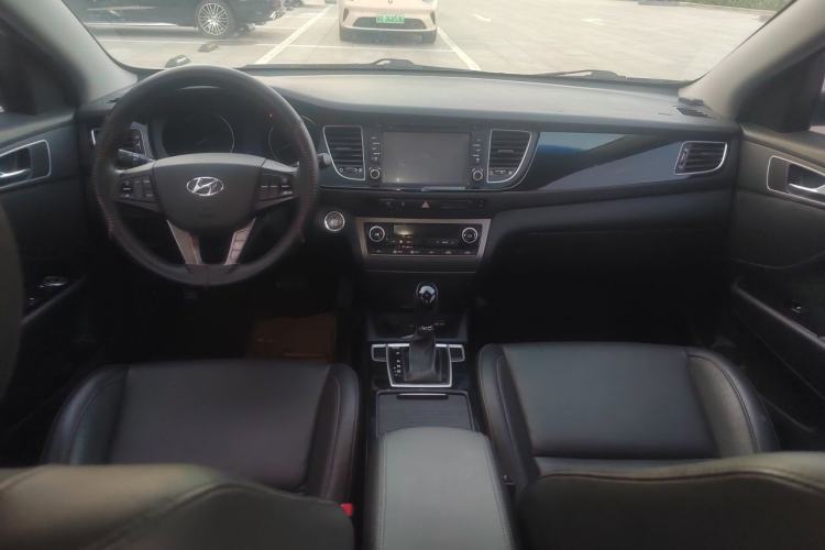 Used Hyundai Mistra 2014 1.8L Automatic Smart GLS Center Console