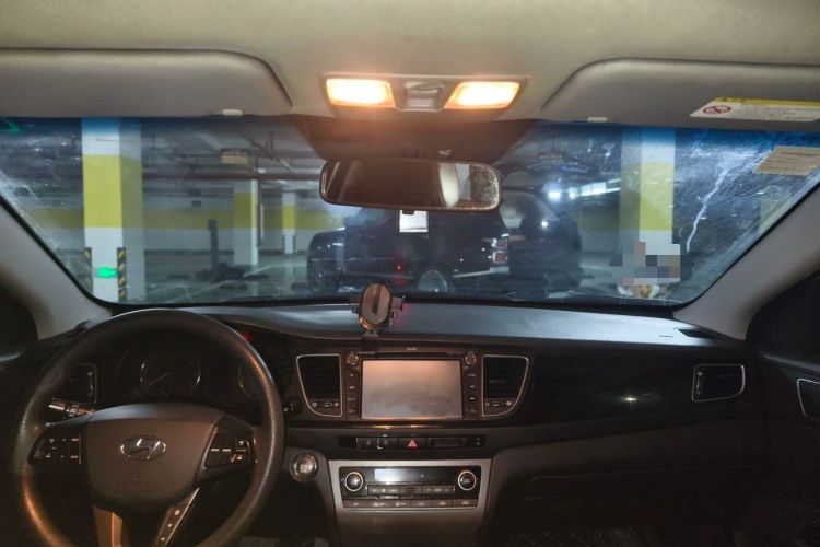 Used Hyundai Mistra 2014 1.8L Automatic Smart GLS Center Console