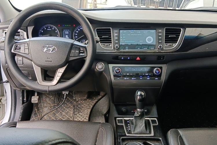 Used Hyundai Mistra 2014 1.8L Automatic Smart GLS Center Console