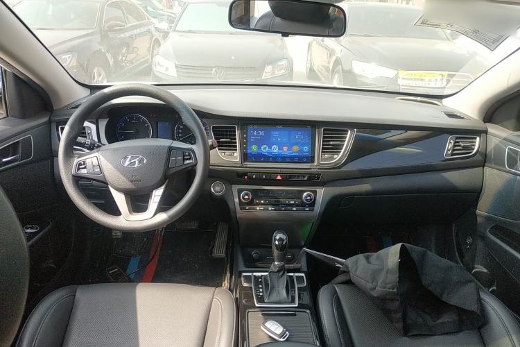 Used Hyundai Mistra 2014 1.8L Automatic Smart GLS Center Console