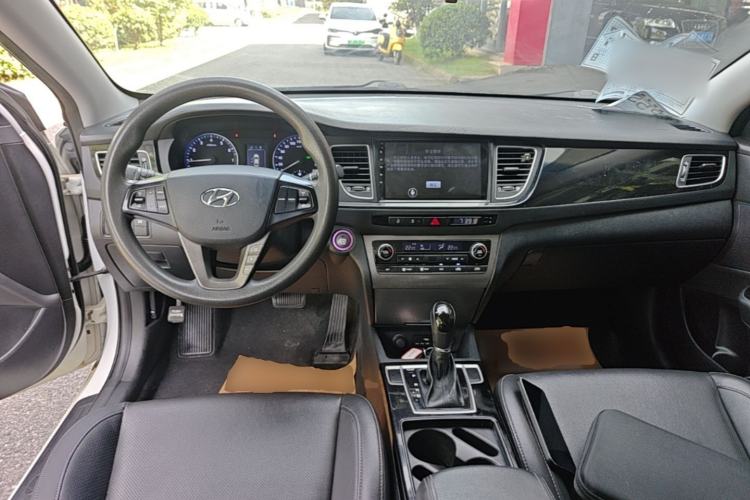 Used Hyundai Mistra 2014 1.8L Automatic Smart GLS Center Console