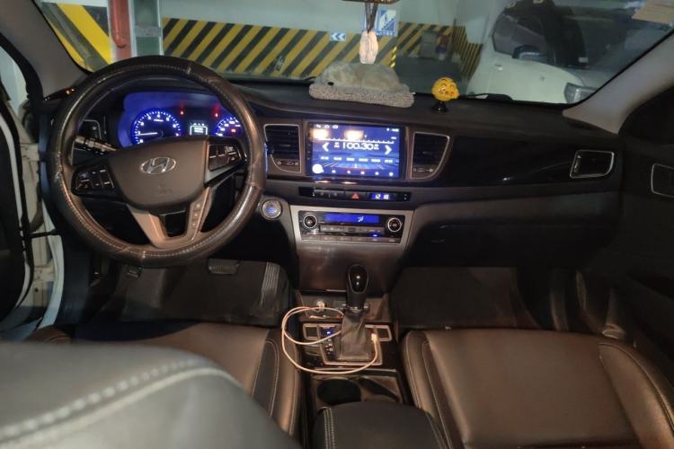 Used Hyundai Mistra 2014 1.8L Automatic Smart GLS Center Console