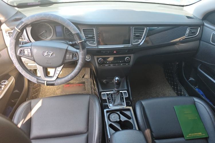 Used Hyundai Mistra 2014 1.8L Automatic Smart GLS Center Console