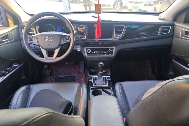 Used Hyundai Mistra 2014 1.8L Automatic Smart GLS Center Console