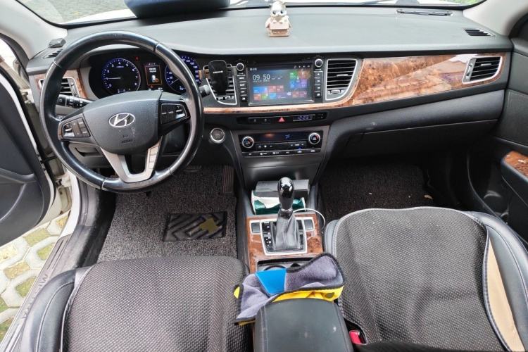 Used Hyundai Mistra 2014 1.8L Automatic Deluxe DLX Model Center Console