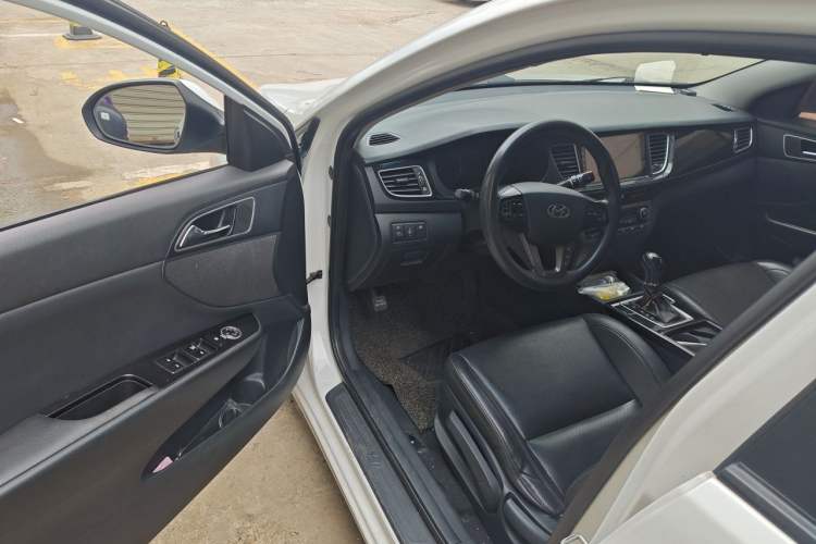 Used Hyundai Mistra 2014 1.8L Automatic Smart GLS Driver Seat