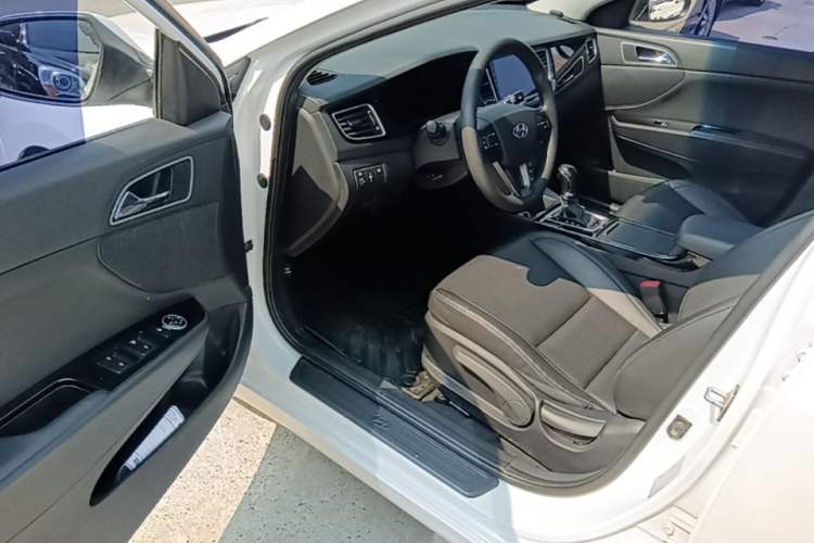 Used Hyundai Mistra 2014 1.8L Automatic Smart GLS Driver Seat