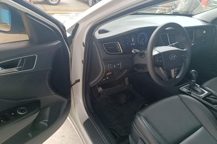 Used Hyundai Mistra 2014 1.8L Automatic Smart GLS Driver Seat