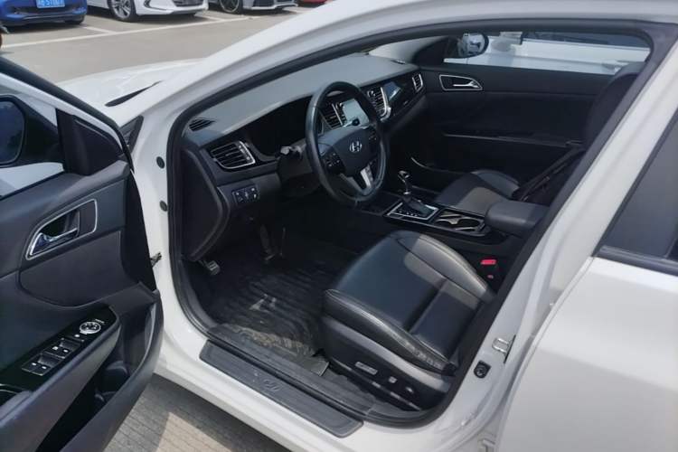 Used Hyundai Mistra 2014 1.8L Automatic Deluxe DLX Model Driver Seat