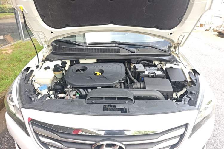 Used Hyundai Mistra 2014 1.8L Automatic Smart GLS Engine Bay