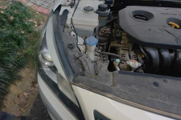Used Hyundai Mistra 2014 1.8L Manual Comfort GL Model Engine Bay Right