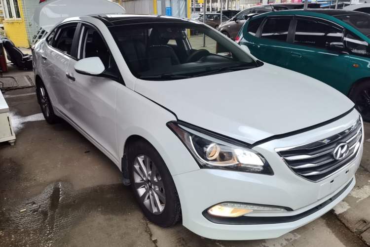 Used Hyundai Mistra 2014 1.8L Automatic Smart GLS Front Right 45 Deg