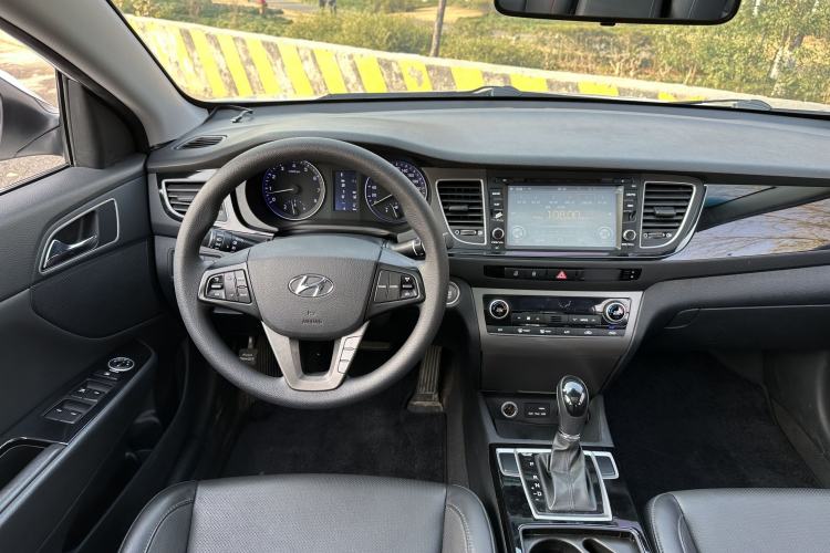Used Hyundai Mistra 2014 1.8L Automatic Smart GLS Interior 1