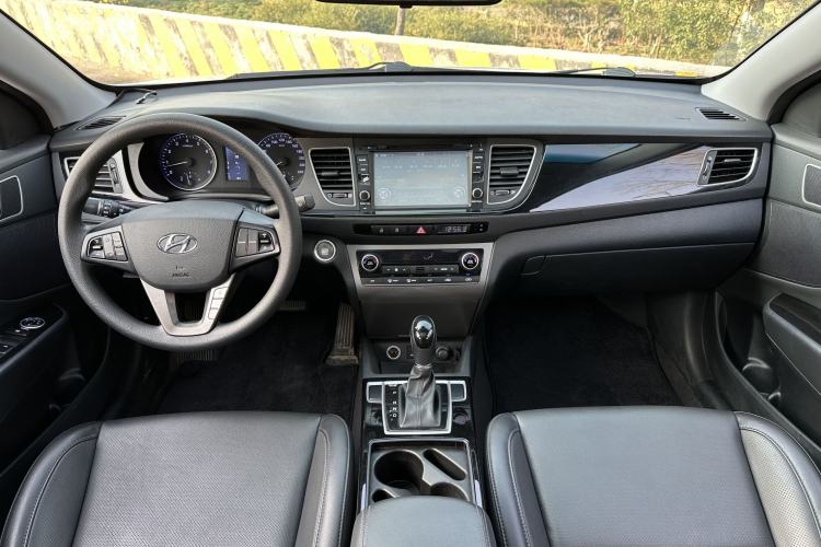 Used Hyundai Mistra 2014 1.8L Automatic Smart GLS Interior 2