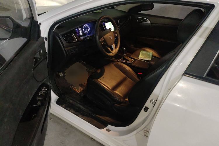 Used Hyundai Mistra 2014 1.8L Automatic Smart GLS Interior 3
