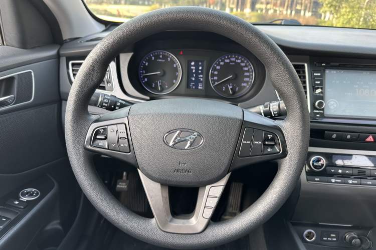 Used Hyundai Mistra 2014 1.8L Automatic Smart GLS Interior 3