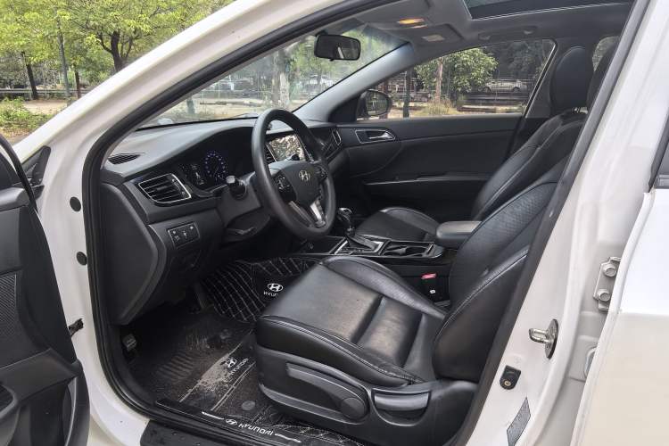 Used Hyundai Mistra 2014 1.8L Automatic Smart GLS Interior 7